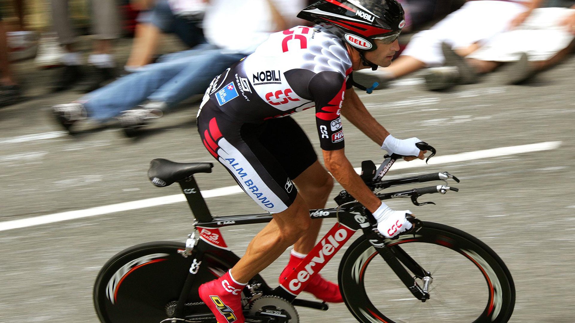 球员在欧冠赛后接受颁奖并发表感言，欧冠领奖